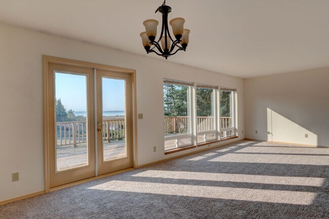 Building Photo - 2 bedroom and 2.5 Bath - Admirals Cove Home