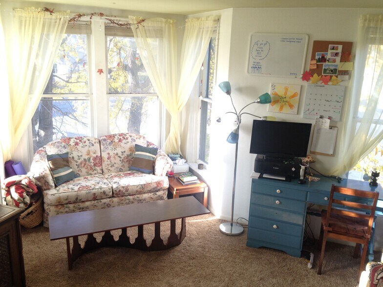 Building Photo - 815 5th Ave