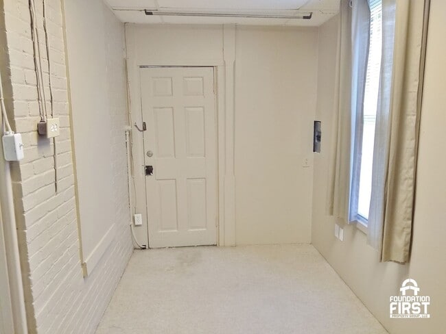 Building Photo - 5 Bed / 2 Bath Single Family Duplex