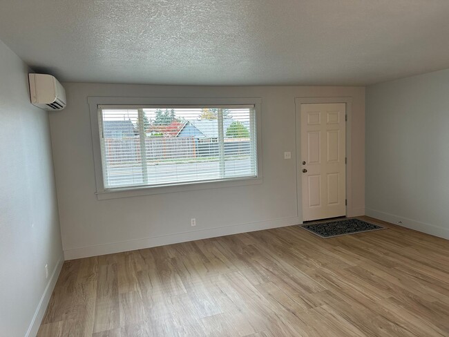 Building Photo - Beautifully updated 2 bed/1bath duplex in Thurston!