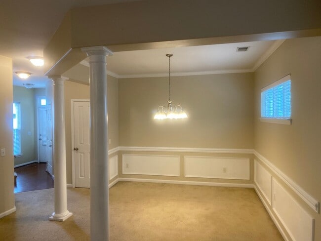 Building Photo - In the Heart of The Hill