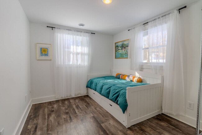 Building Photo - Quiet Cottage in the Trees