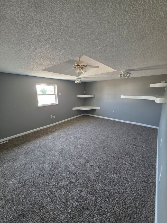 Building Photo - LIMITED TIME**NO APPLICATION FEE**1/2 OFF ...