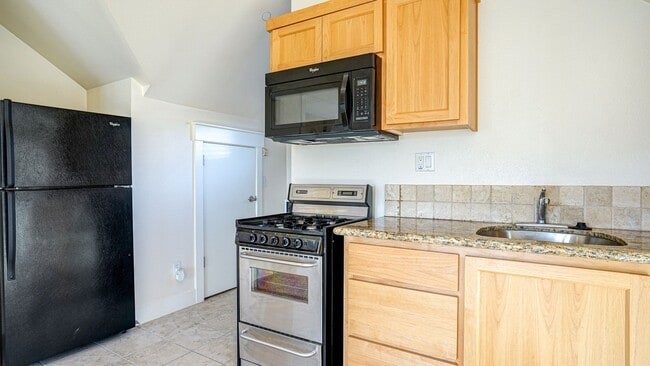 Building Photo - Studio Downtown Petaluma w/1 Car Garage an...