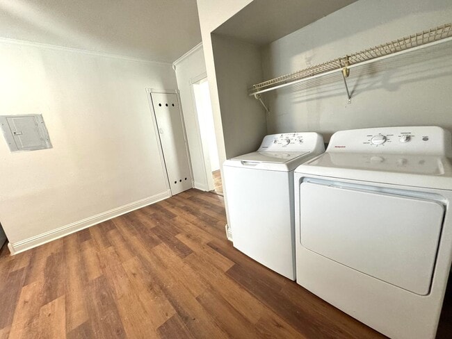 Building Photo - Adorable two-bedroom One-bathroom house located in the Kendall-Whittier neighborhood!