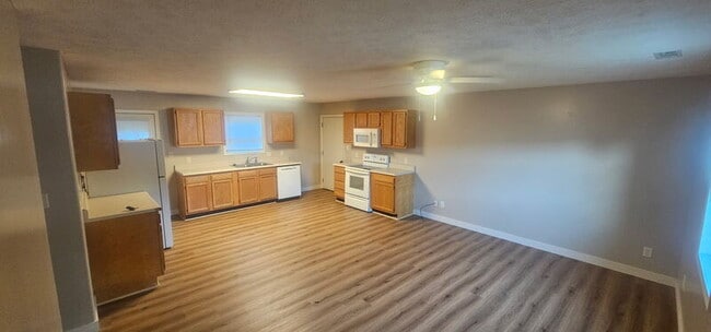 Building Photo - 300 N Ferne Clyffe Rd