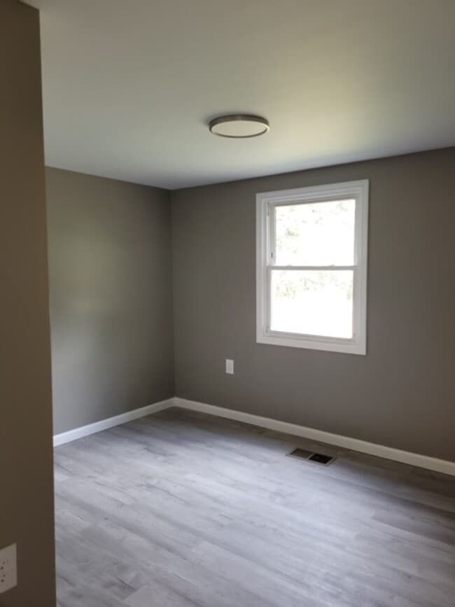 Building Photo - Renovated 3 Bedroom 2 Bath Home on 1 Acre for Rent!