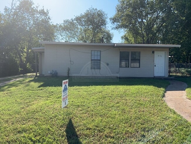 Primary Photo - ***Two-Weeks Free Rent***916 Evergreen, Ki...