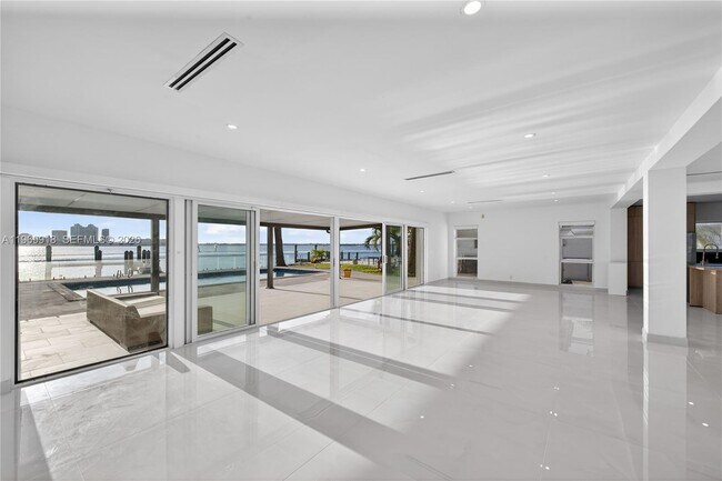 Building Photo - 1101 S Shore Dr