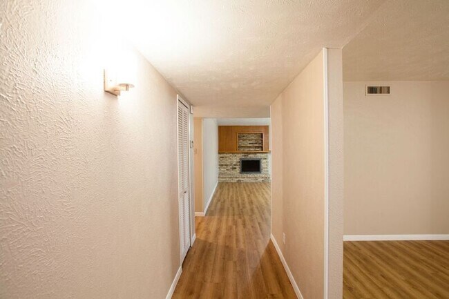 Building Photo - 921 Mossvine Dr