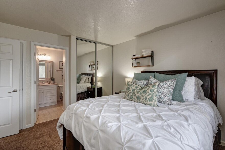 Building Photo - 1324 Chateau Cmn