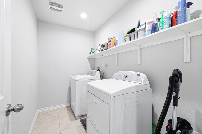 Building Photo - 5602 Chestnut Xing