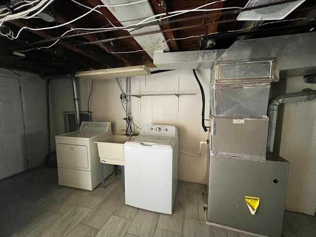 Building Photo - 3 bedroom 1 bath house