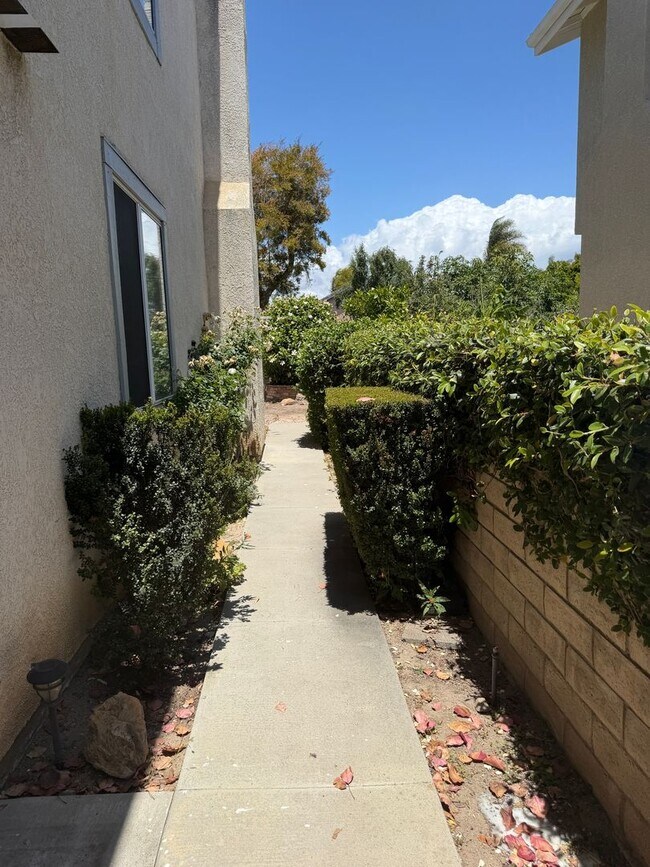 Building Photo - 841 Rosebud Dr