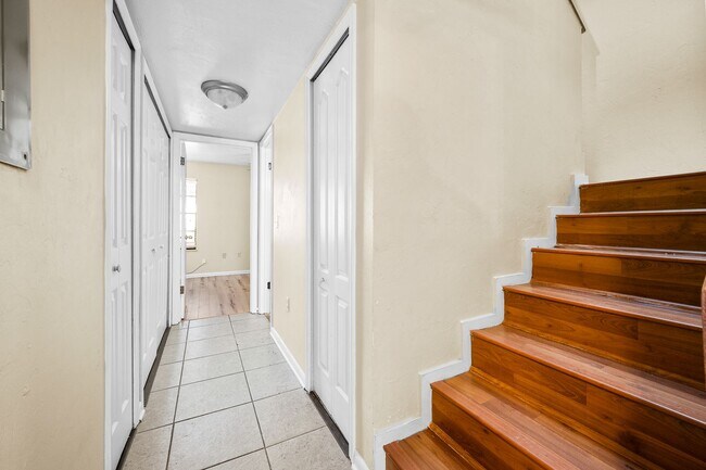 Building Photo - Spacious 3/2 Townhome in Highly Sought-After Marchwood – Available Now!