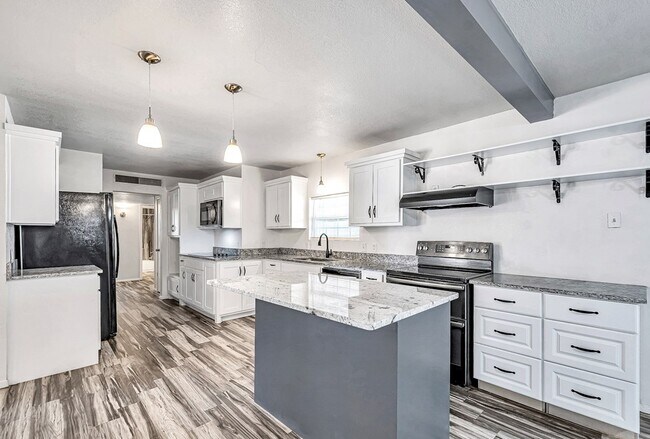 Building Photo - 1300 Bonham Ave