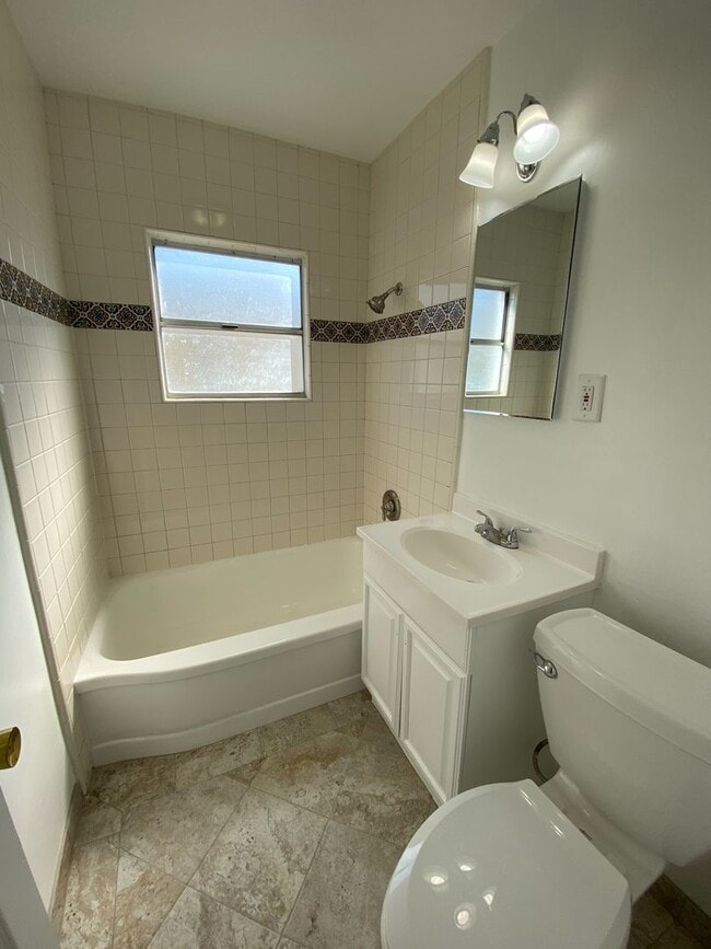 Building Photo - Midtown Ventura - Cottage Two bedroom, one bathroom