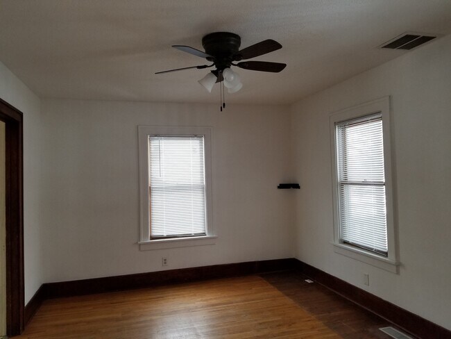 Building Photo - 2 bedroom House Close to Campus!