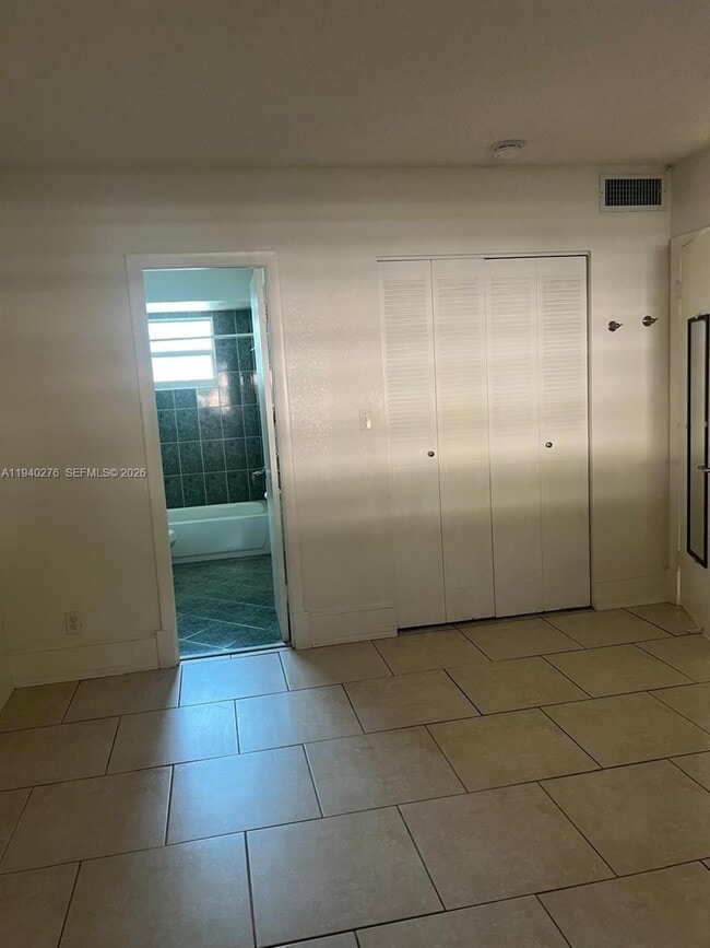 Building Photo - 5181 W Oakland Park Blvd