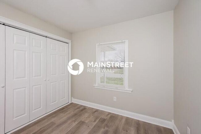 Building Photo - 3 Bedroom Pet-Friendly Home in LOUISVILLE, KY with Main Street Renewal