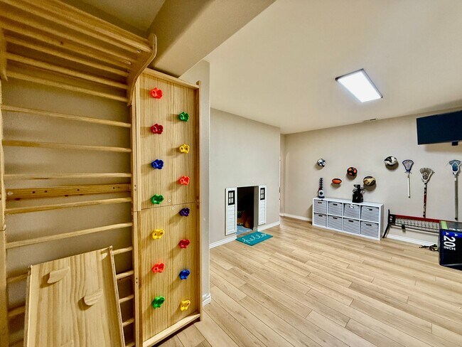 Building Photo - Spacious & Stylish 5-Bedroom Home in Wolf ...