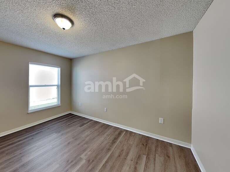 Building Photo - 16027 Dorchester Blvd