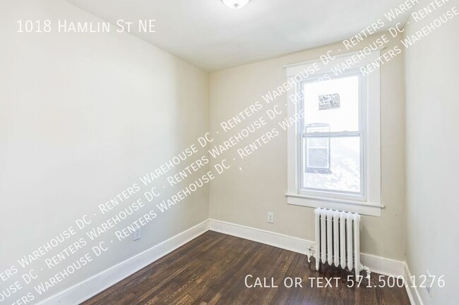 Building Photo - Newly renovated 3bd/1.5bth end unit TH Nes...