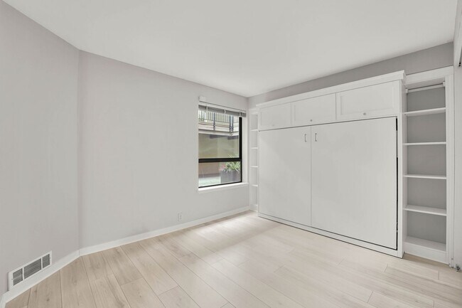 Building Photo - 410 W Roy St