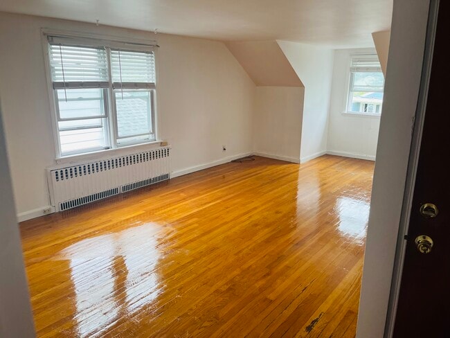 Building Photo - 70 Eileen St