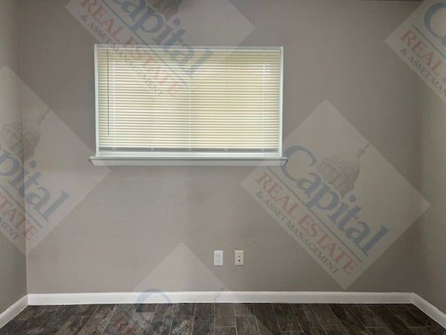 Building Photo - Spacious 3 Bedroom