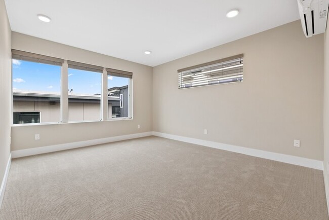 Building Photo - ULTRA-MODERN Townhome w/AC and Views in th...