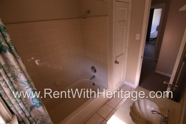 Building Photo - Charming Newly Renovated 3bd/ 2ba/ Gorgeou...