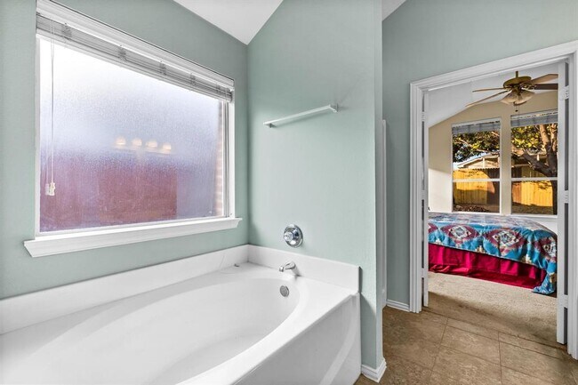 Building Photo - 1055 Port Sullivan Dr