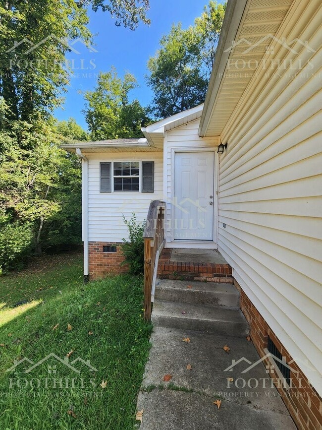 Building Photo - 613 N Pointe Creek