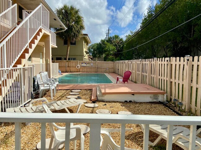 Building Photo - 2909 Middle River Dr