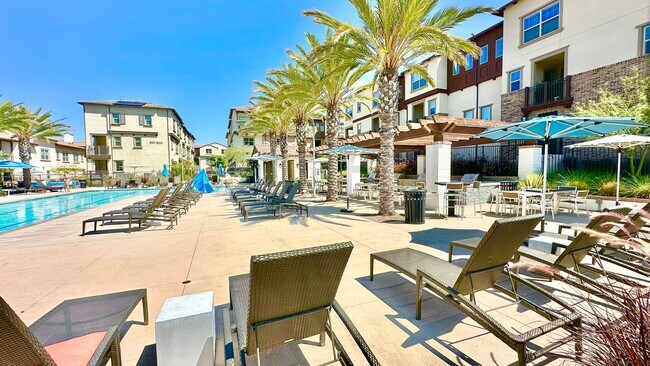 Building Photo - Beautiful "Model" Show Townhome in the Gat...