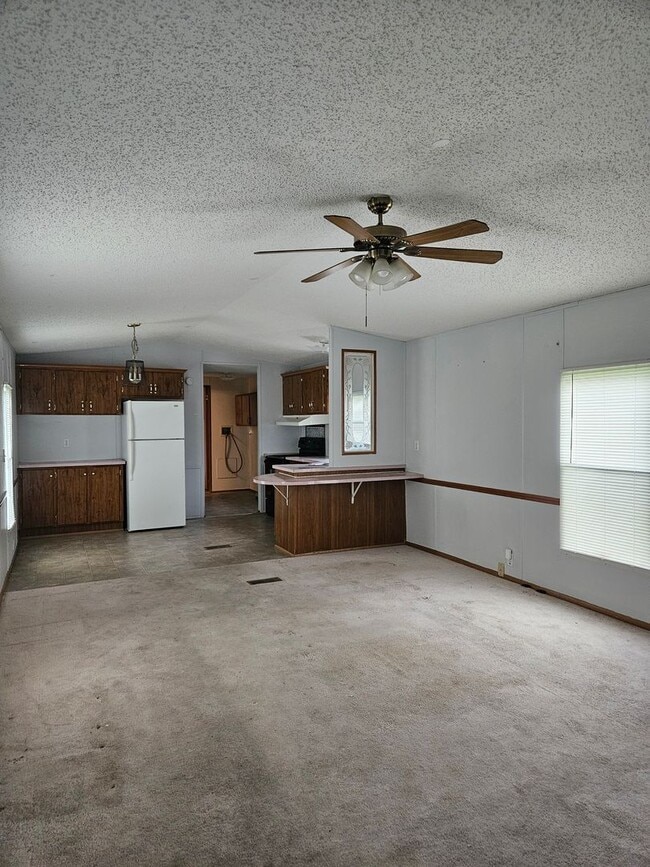 Building Photo - 2 Bedroom, 2 Bath Mobile Home in Yorktowne, Winchester!
