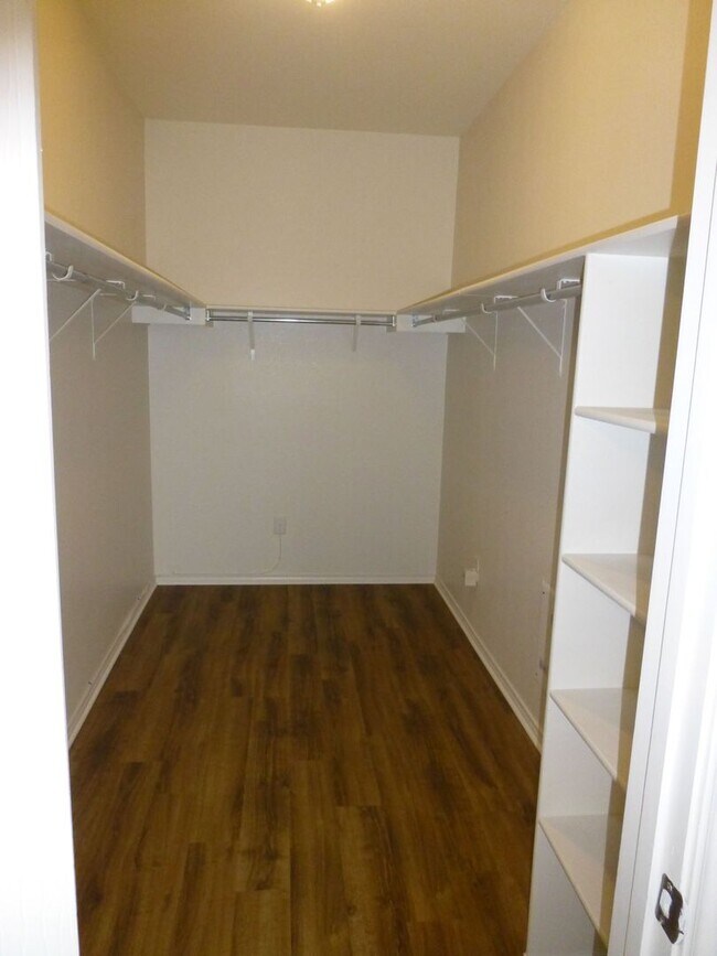 Building Photo - 1726 E Mesa Park Dr