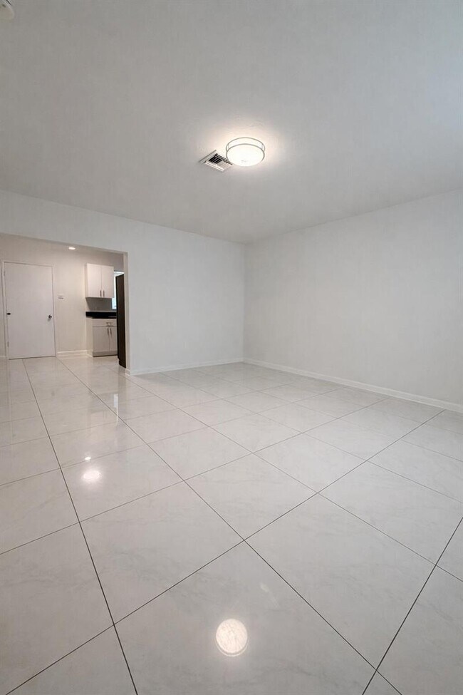 Building Photo - 1942-1946 Funston St