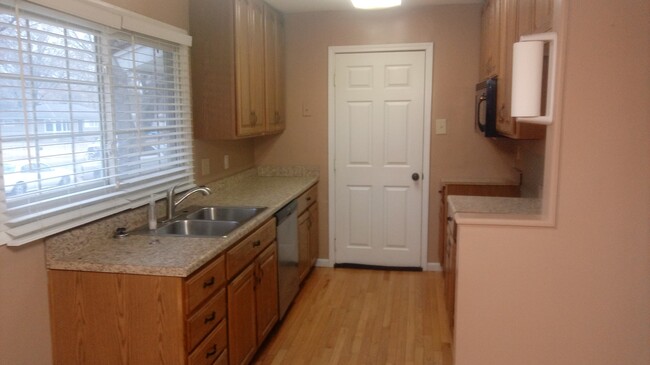 Building Photo - 3BR rancher with appliances and garage. Pr...