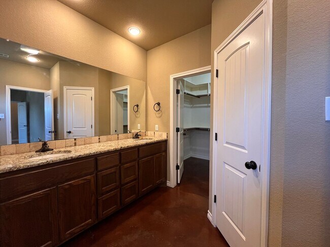 Building Photo - 3 bedroom home