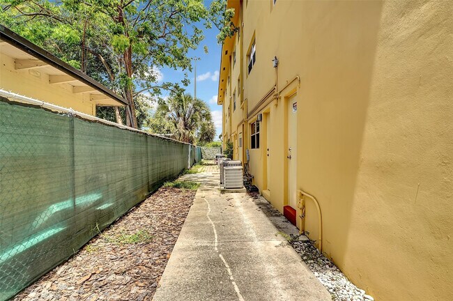 Building Photo - 744 NE 14th Ave