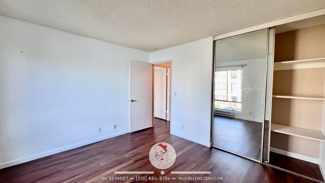 Building Photo - Large corner 2 bedroom surrounded by breathtaking Bay views!