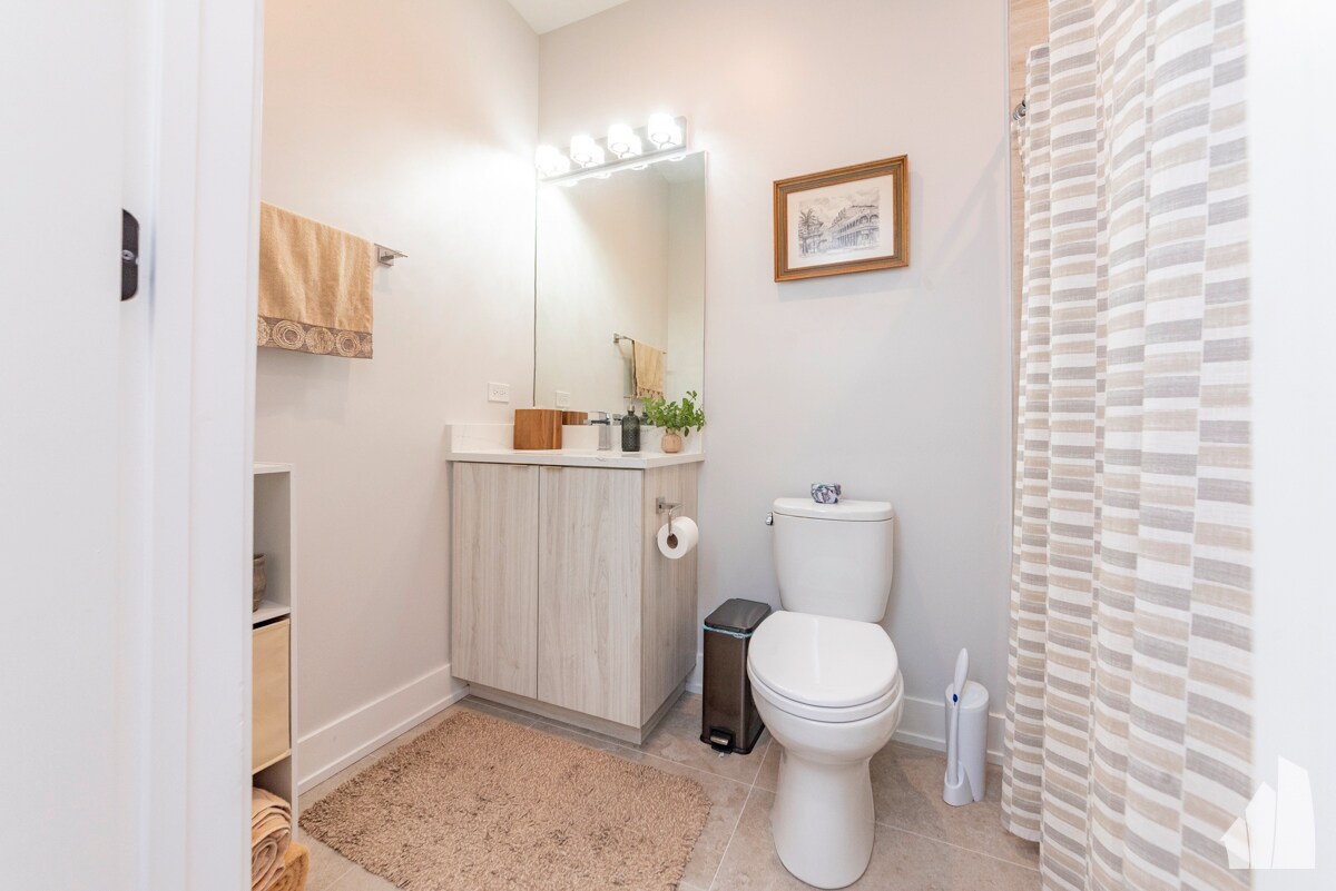 Building Photo - 2322 N Clark St