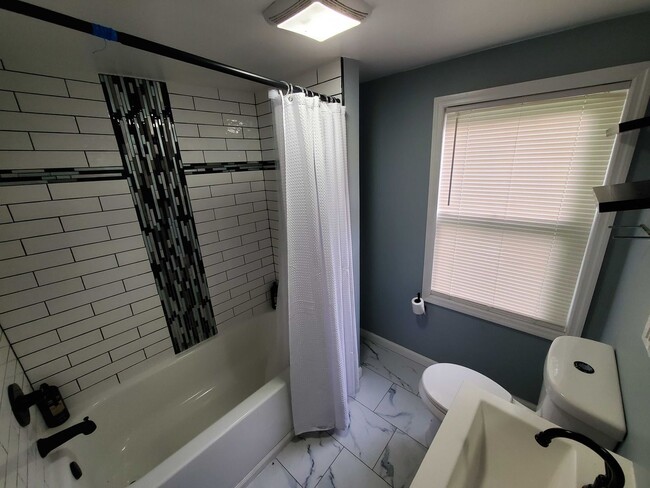 Building Photo - Fully Furnished 3BR Home with Garage & Large Yard – Move-In Ready!