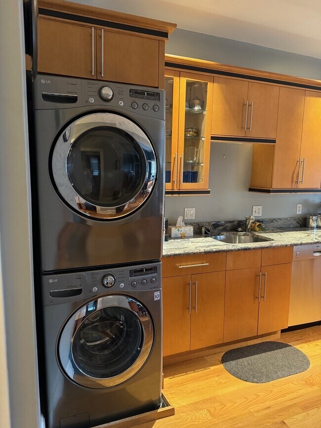 Building Photo - 880 E Broadway