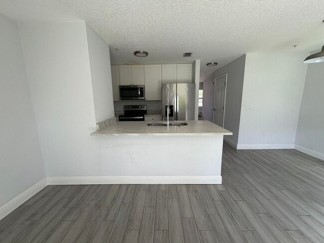 Building Photo - 3-bedroom, 2.5-bathroom townhome by UCF