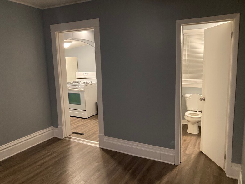 Livingroom/Bedroom - 518 Walnut Ct