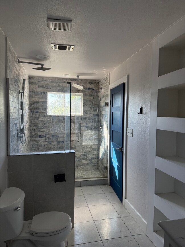 Building Photo - 814 Iowa St