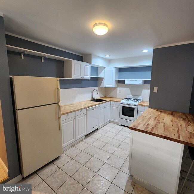 Primary Photo - 1539 E Moyamensing Ave